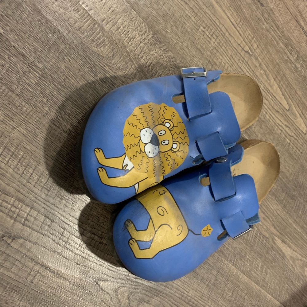 Lion Birkenstock’s woman’s 7
